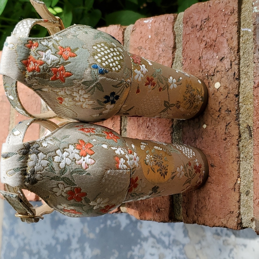 Fabric covered block heel sandals - Picture 5 of 11
